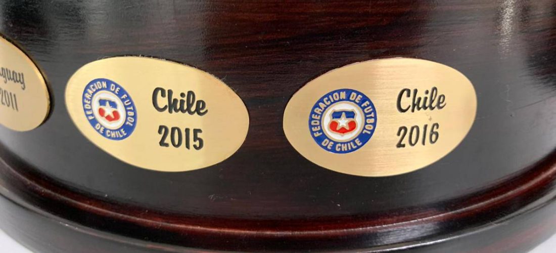 Trofeo de Copa América lució la placa de Chile campeón en 2016
