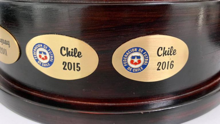 Trofeo de Copa América lució la placa de Chile campeón en ...