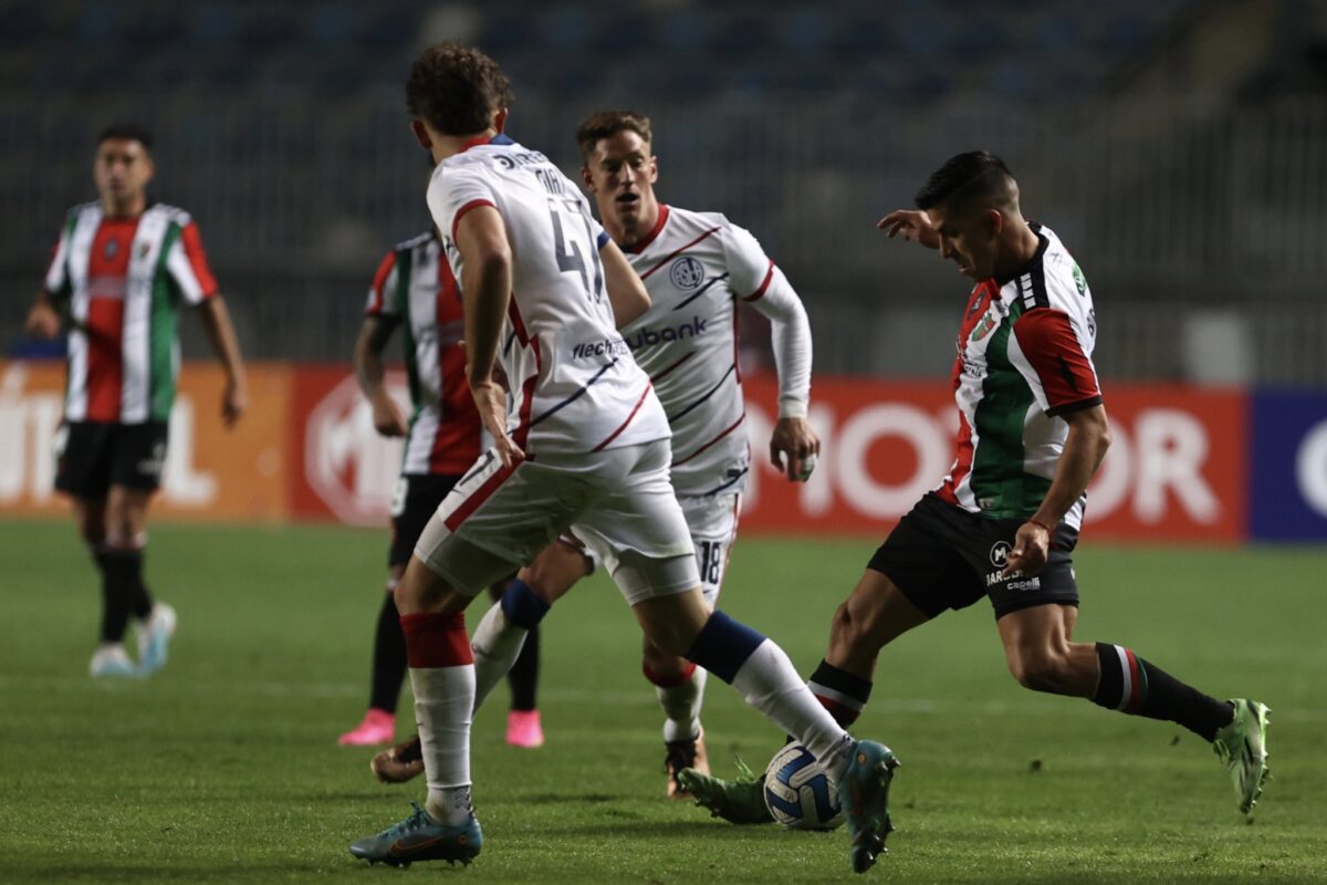 Palestino sumó pobre empate ante San Lorenzo y enredó su clasificación