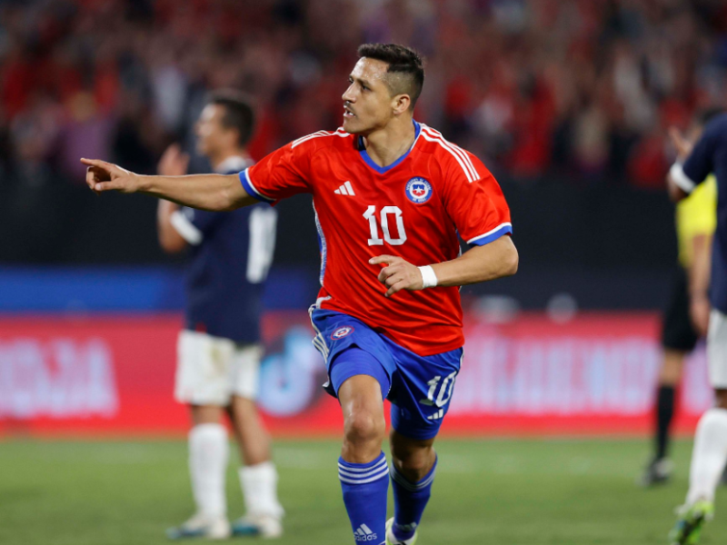Jugador de la Roja reveló que quedó sorprendido por la estricta dieta de Alexis Sánchez