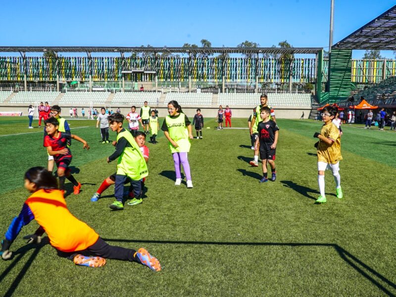Niños y jóvenes participaron en clínica deportiva con el plantel de Deportes Copiapó