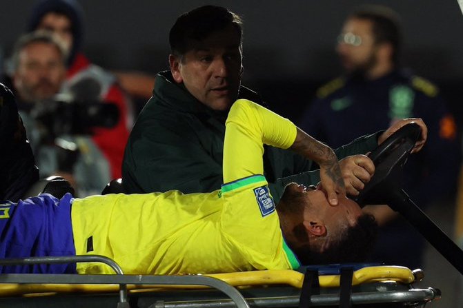 Neymar sufrió grave lesión en Brasil y se conoció cuánto estará de baja