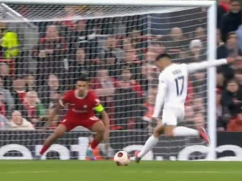 VIDEO | El increíble gol perdido por Gabriel Suazo en caída de Toulouse ante Liverpool