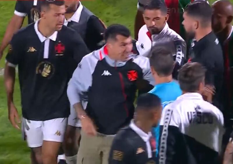 VIDEO | Gary Medel explotó contra árbitro y lo empujó en amistoso de Vasco