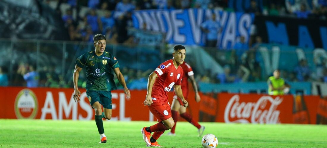 VIDEO | ¡Gol chileno! El gran tiro libre de Matías Marín por Belgrano en Sudamericana