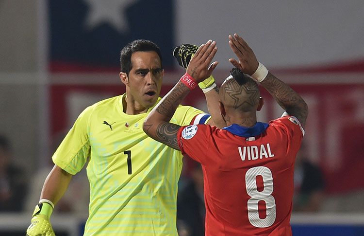 Claudio Bravo dejó en duda su regreso a Chile y defendió a Arturo Vidal: «Duele que lo basureen»