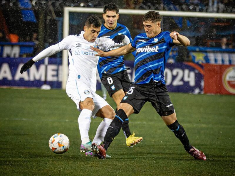 Huachipato cayó en una lluviosa jornada ante Gremio y clasificó a Copa Sudamericana