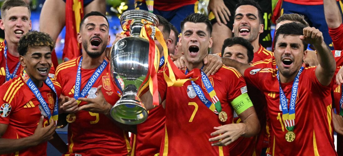 España superó a Inglaterra a poco del final y se quedó con su cuarta Eurocopa