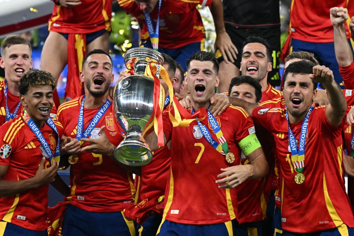 España superó a Inglaterra a poco del final y se quedó con su cuarta Eurocopa