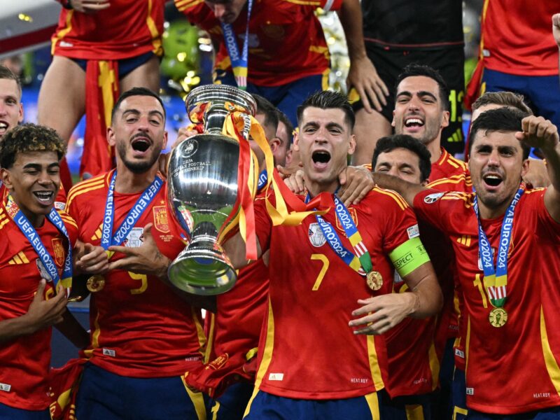 España superó a Inglaterra a poco del final y se quedó con su cuarta Eurocopa