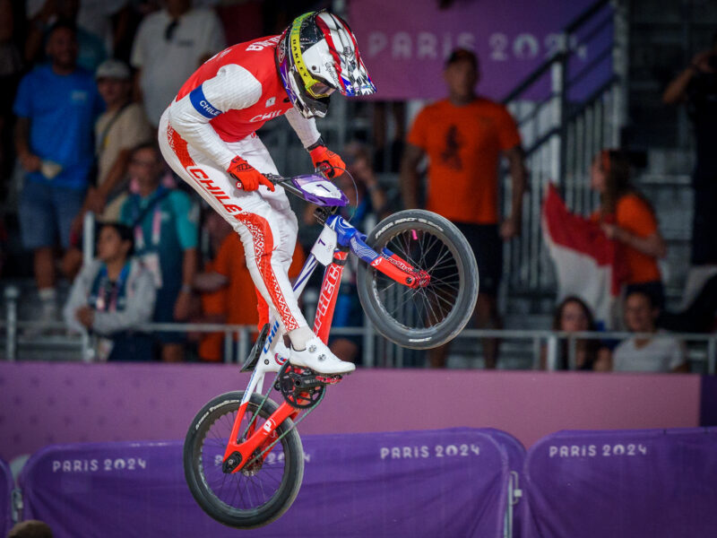 ¡Gigante! Mauricio Molina se metió en las semifinales de BMX Racing en París 2024