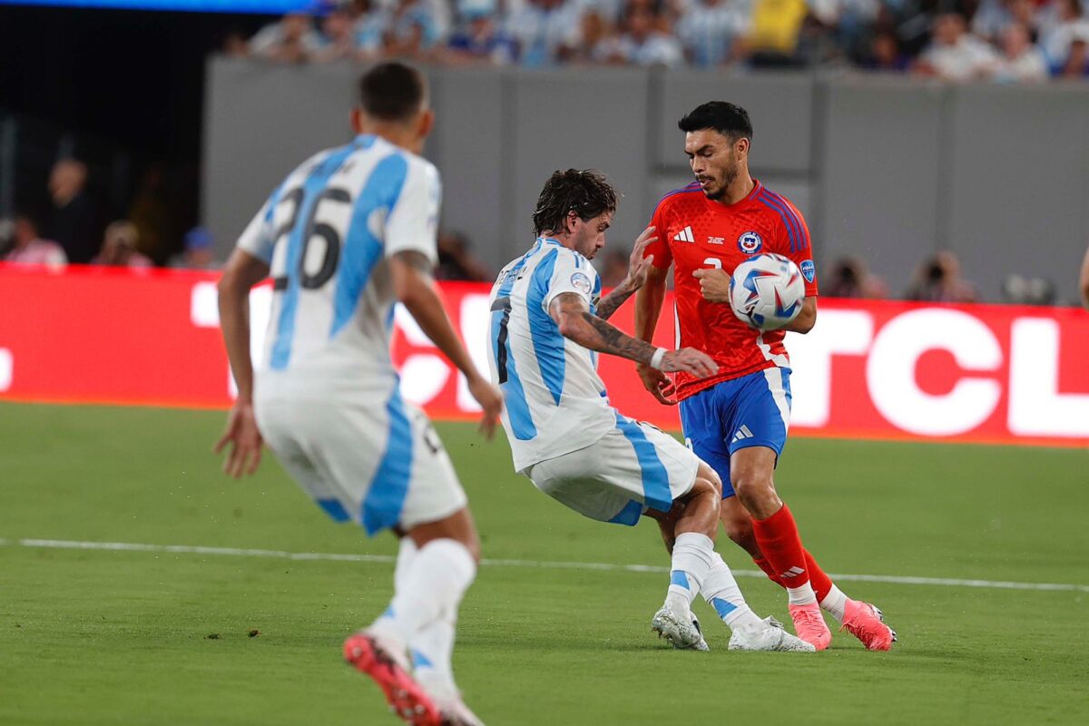 Conmebol designó a los árbitros para los partidos de la Roja en Clasificatorias