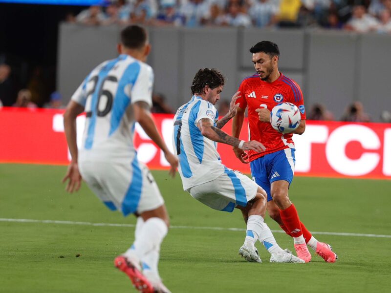 Conmebol designó a los árbitros para los partidos de la Roja en Clasificatorias