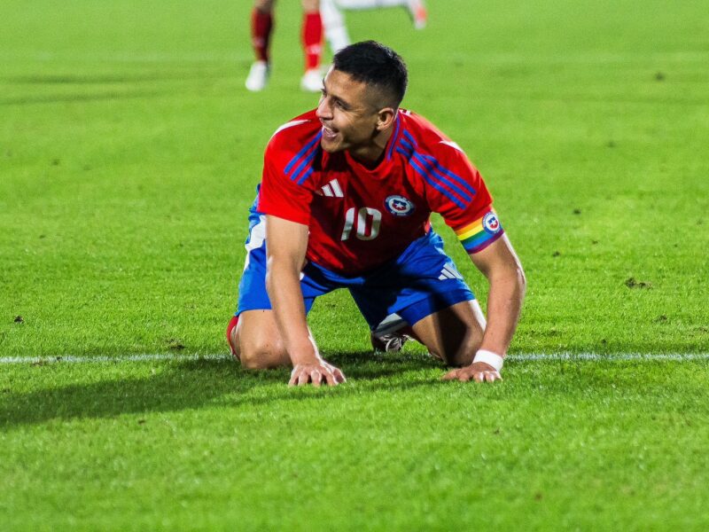 Alarma en la Roja: Alexis Sánchez se lesionó y quedó en duda para las Clasificatorias