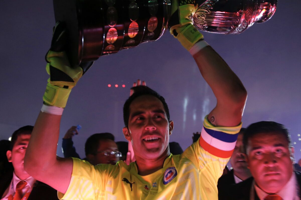 Se retira una leyenda: Claudio Bravo anunció su retiro del fútbol profesional