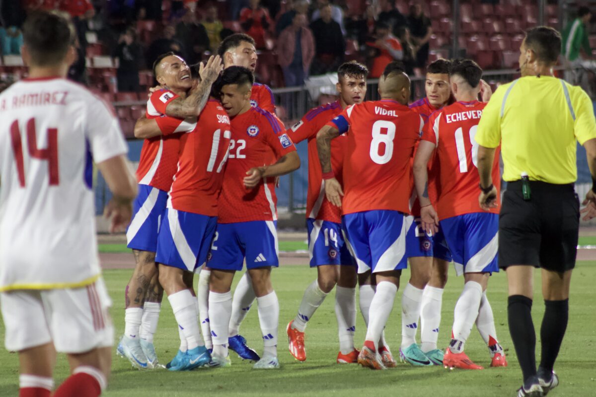 La Roja tomó un respiro con triunfo sobre Venezuela y salió del fondo de la tabla 