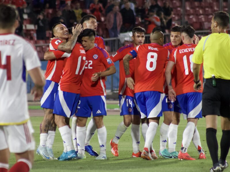 La Roja tomó un respiro con triunfo sobre Venezuela y salió del fondo de la tabla 