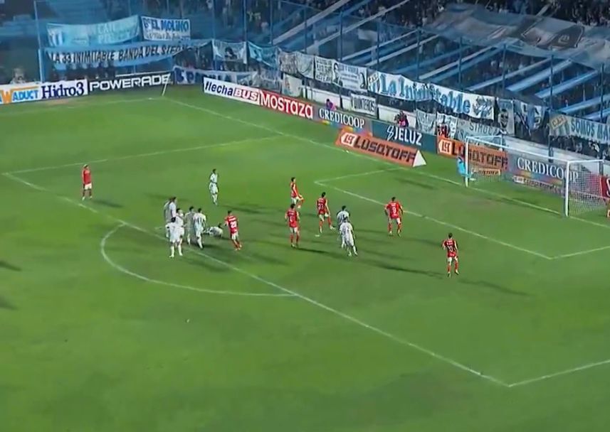 Tras su liberación en la Roja: Williams Alarcón marcó golazo de tiro libre por Huracán