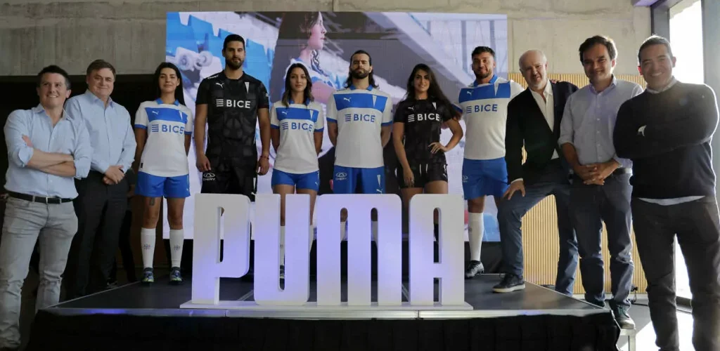 Universidad Católica presentó su camiseta 2025 en homenaje a los campeones de 1949