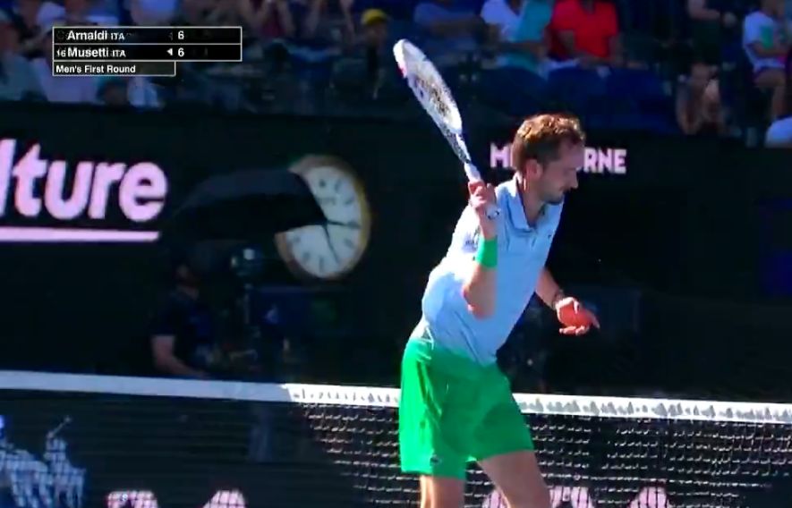 VIDEO | La furia de Medvedev en Australia: ganó, rompió su raqueta e impactó a una cámara de TV