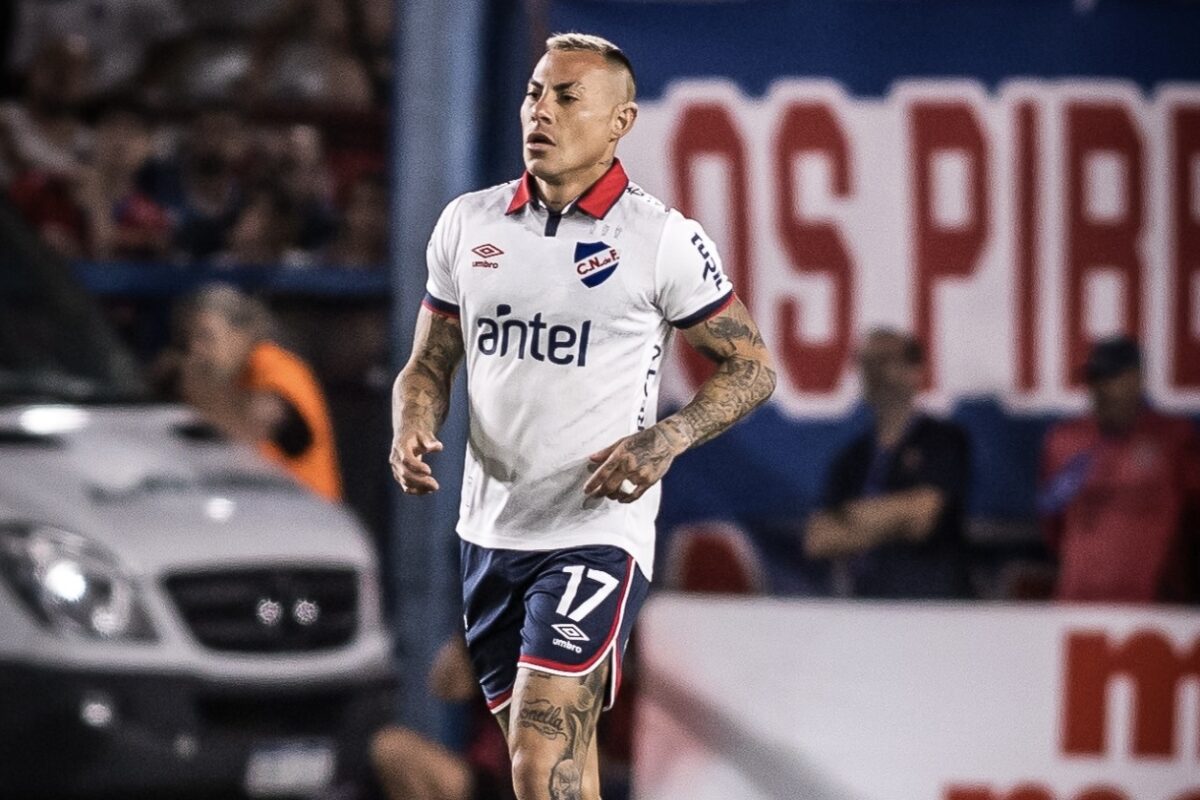 Eduardo Vargas debutó por Nacional en el clásico uruguayo ante Peñarol