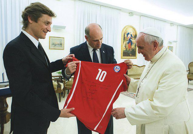 Los recuerdos chilenos de la “Colección Divina” del Papa Francisco, quien falleció a los 88 años