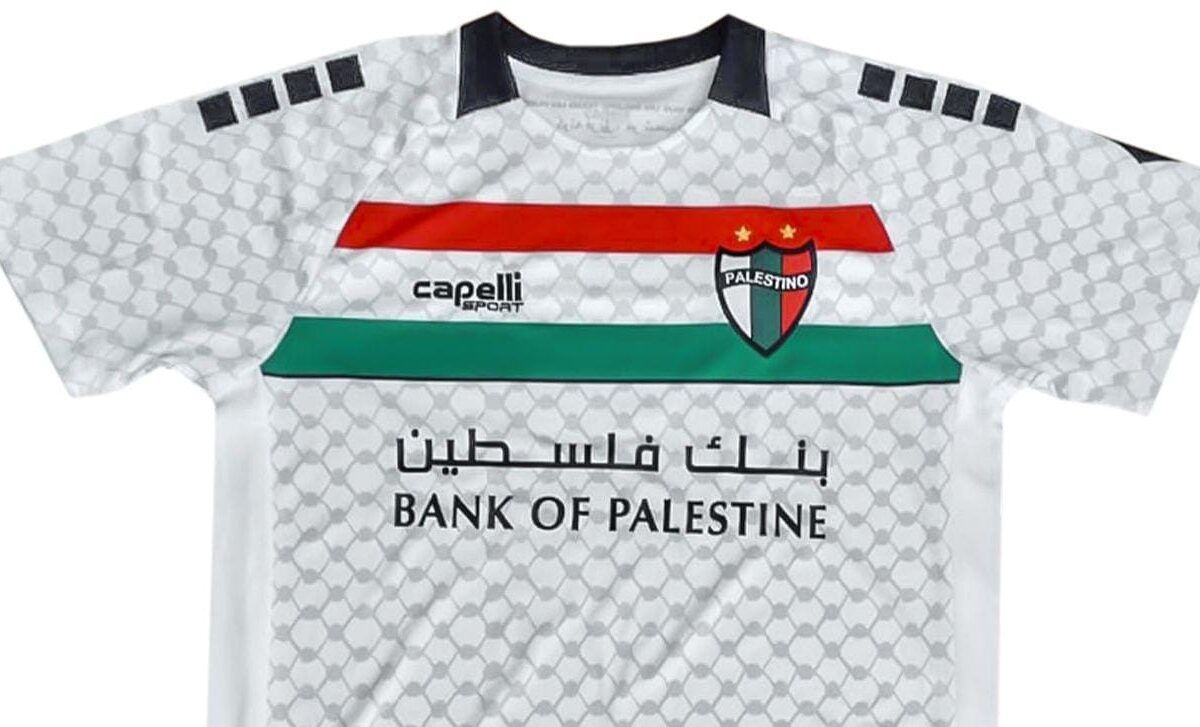 Palestino lanzó camiseta conmemorativa en el Día del Kuffiye con apoyo directo a Palestina