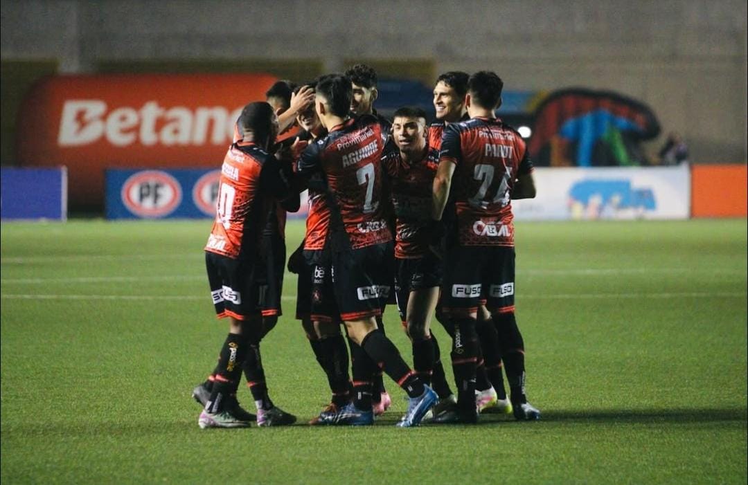 El tomate lo volvió a hacer: Limache sorprendió y venció a Universidad de Chile por la Liga de Primera