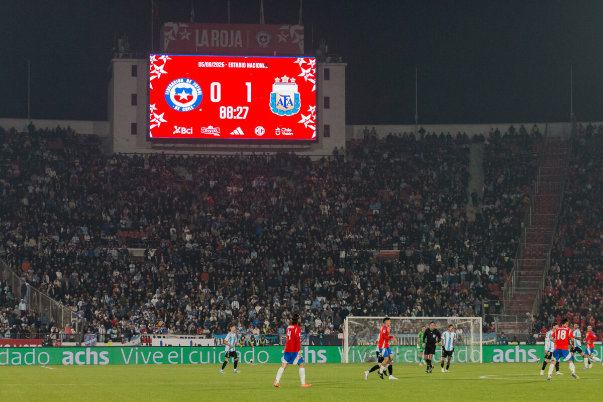 El emotivo homenaje a Eduardo Bonvallet que marcó el duelo entre Chile y Argentina