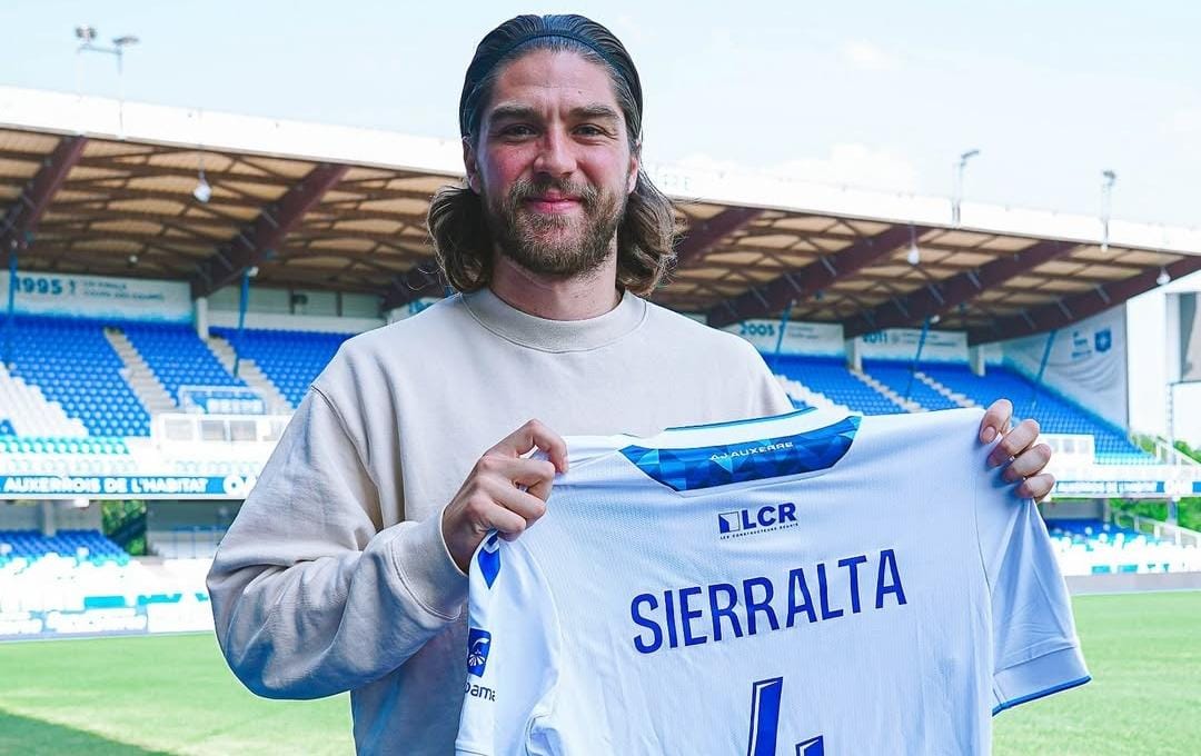 Con emotiva despedida: Francisco Sierralta fue oficializado en su nuevo equipo en Francia