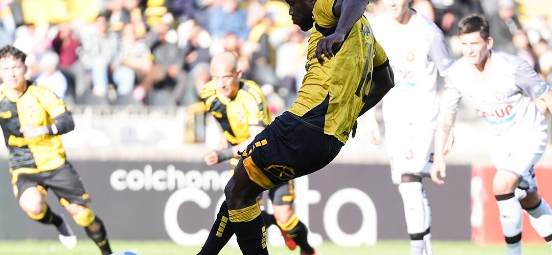 Coquimbo venció a Limache y se distanció en el primer lugar de la tabla en un duelo que terminó con tres expulsados