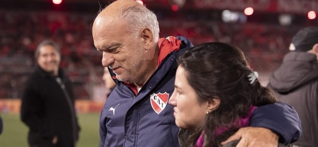 Presidente de Independiente viajó a las oficinas de Conmebol para pedir el triunfo “vía escritorio” ante la U