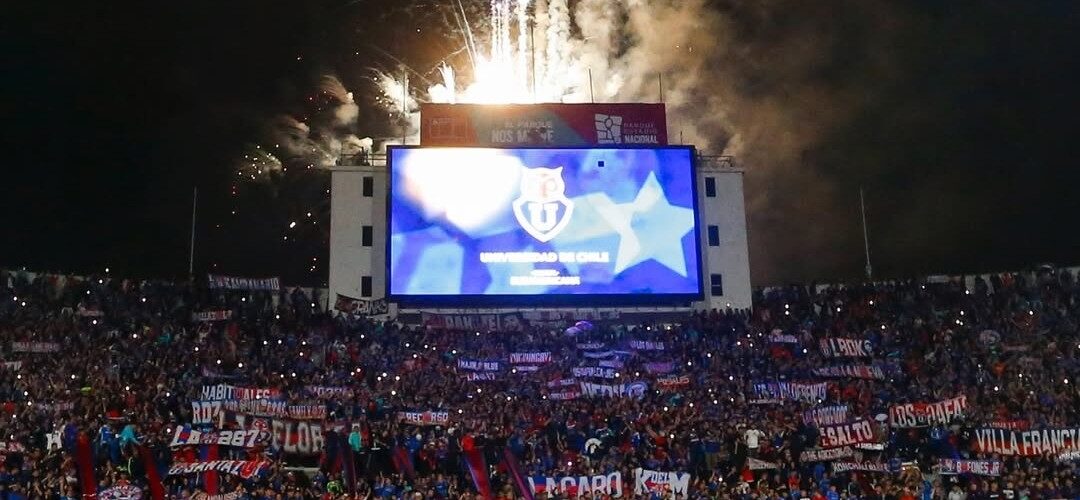 Arriesgan castigo: Conmebol abrió expediente disciplinario a la U por el comportamiento de sus hinchas