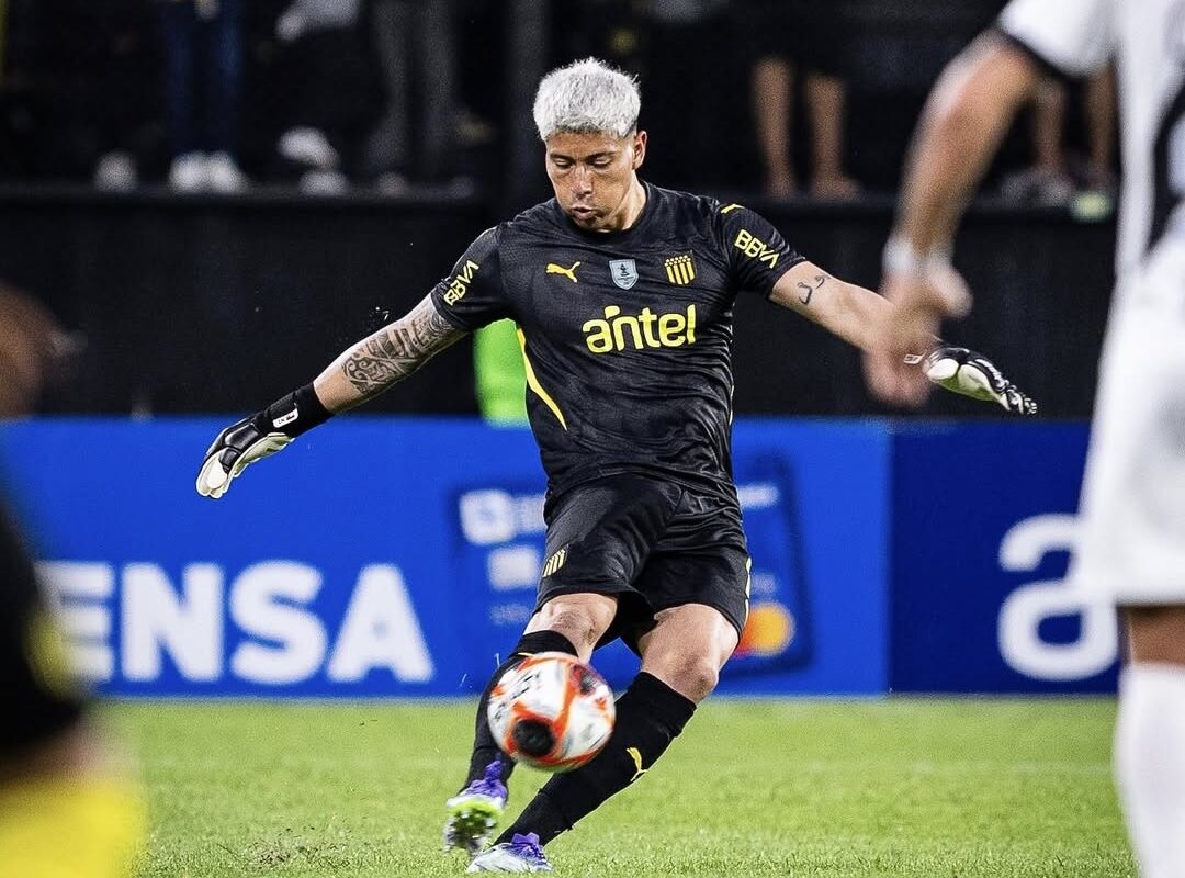 ¿Vuelve o se va? Peñarol habría tomado una decisión sobre el futuro de Brayan Cortés