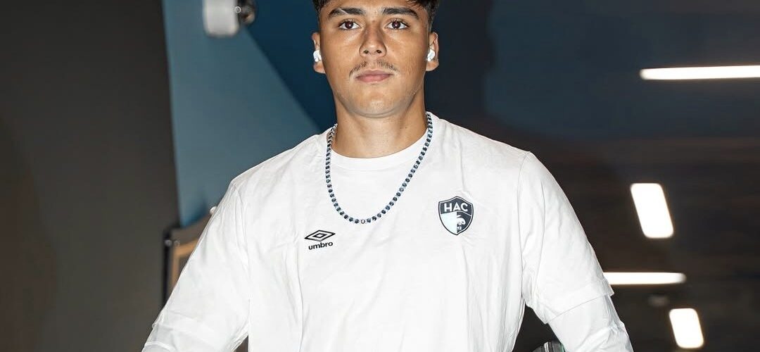 “No está a la altura”: La potente frase del DT de Le Havre contra Damián Pizarro