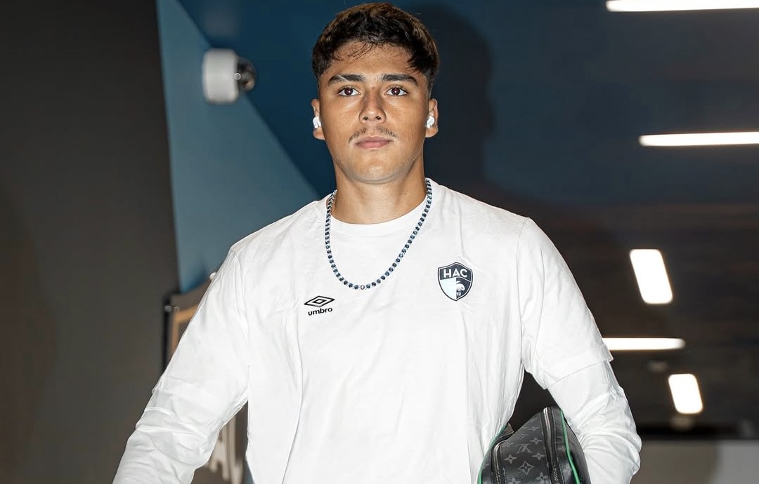 “No está a la altura”: La potente frase del DT de Le Havre contra Damián Pizarro