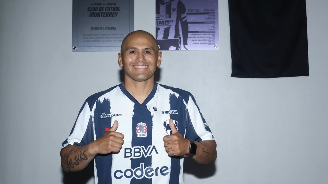 Leyenda total: Humberto Suazo recibió enorme reconocimiento en Monterrey