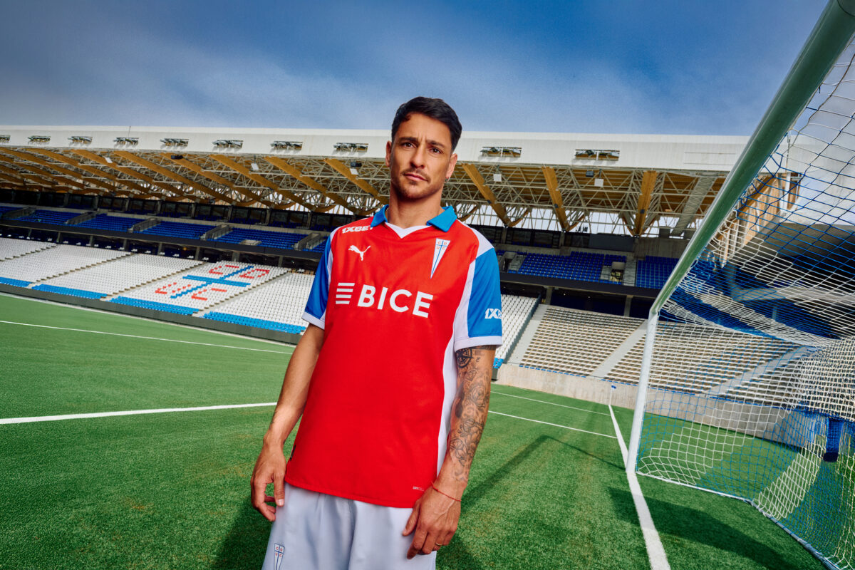 Nostalgia, recuerdos y pasión: Universidad Católica presentó su nueva camiseta visitante inspirada en los años 90