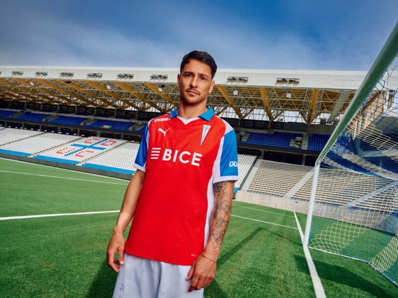 Nostalgia, recuerdos y pasión: Universidad Católica presentó su nueva camiseta visitante inspirada en los años 90