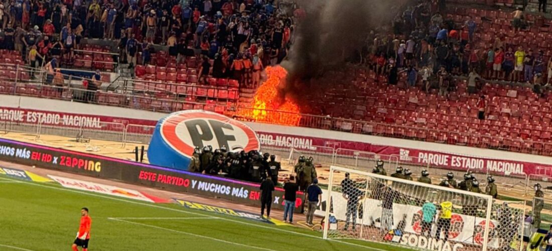 Con dos expulsados y fuego en el Nacional: La U empató en su debut ante Audax Italiano