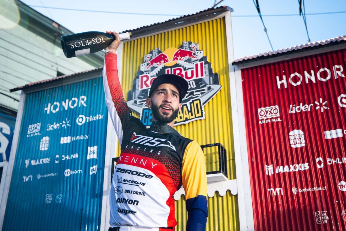 Piloto colombiano se consagró como el Rey del Puerto en una nueva edición de Red Bull Valparaíso Cerro Abajo