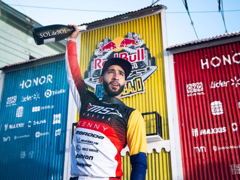 Piloto colombiano se consagró como el Rey del Puerto en una nueva edición de Red Bull Valparaíso Cerro Abajo