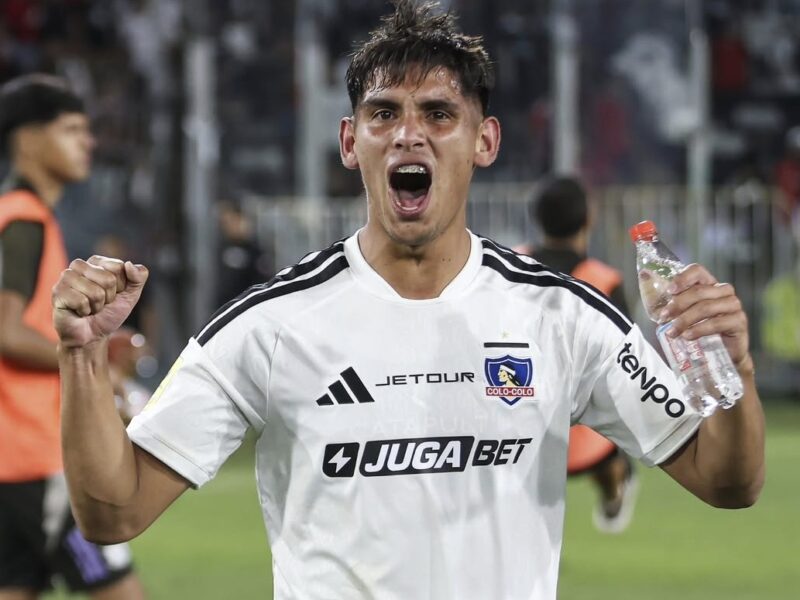 “Que no se empiece a teñir el pelo, a poner aritos…”: El consejo de Carlos Caszely a Yastin Cuevas tras su debut goleador en Colo Colo