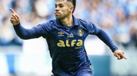 En busca de minutos: Alexander Aravena dejaría Gremio para probar suerte en esta liga del extranjero