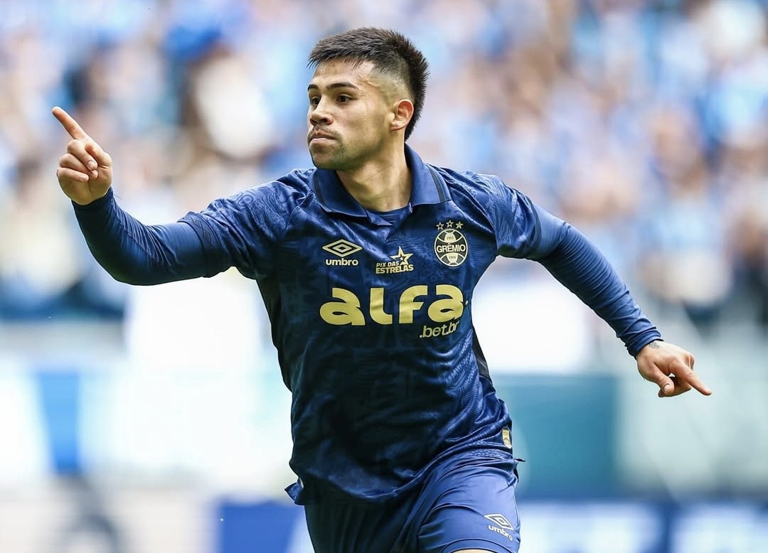 En busca de minutos: Alexander Aravena dejaría Gremio para probar suerte en esta liga del extranjero