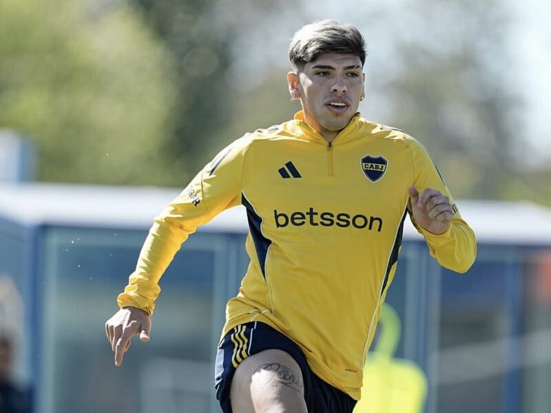 Seguirá sin sumar minutos: Carlos Palacios no jugará ante Racing tras una recaída en su lesión