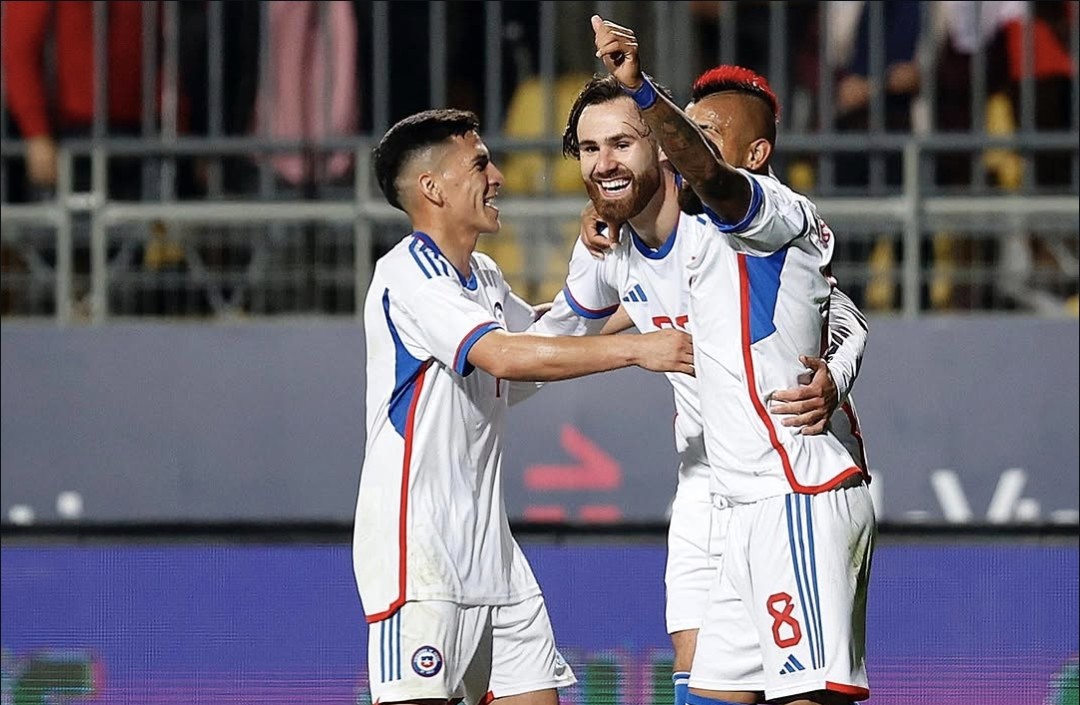 Alarma en La Roja: Una de las figuras en el extranjero sufrió nueva lesión y se perdería la fecha FIFA