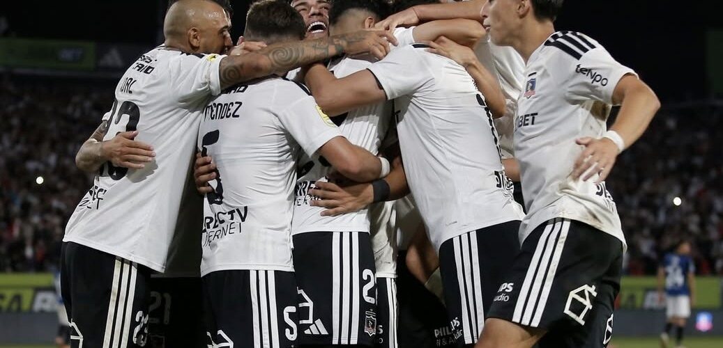 Colo Colo venció a Huachipato y sigue como puntero del Campeonato Nacional