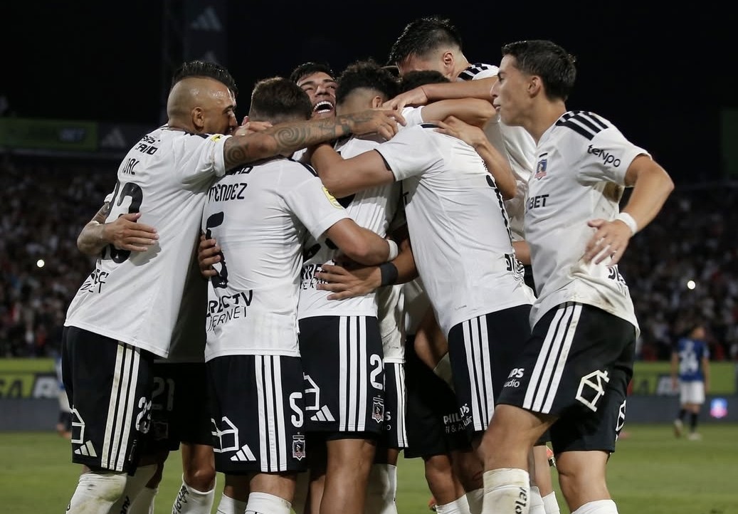 Colo Colo venció a Huachipato y sigue como puntero del Campeonato Nacional