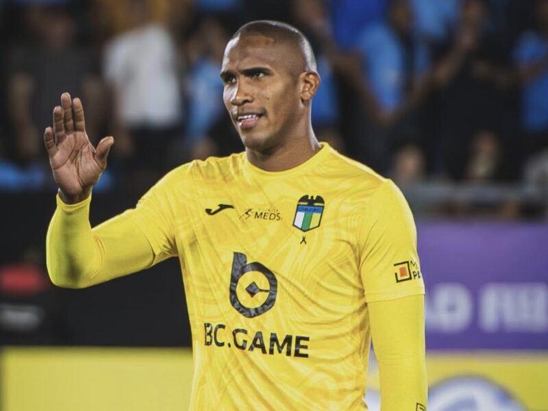 ¿Uno menos para La Roja? Omar Carabalí estaría en la mira para jugar el Mundial con Ecuador